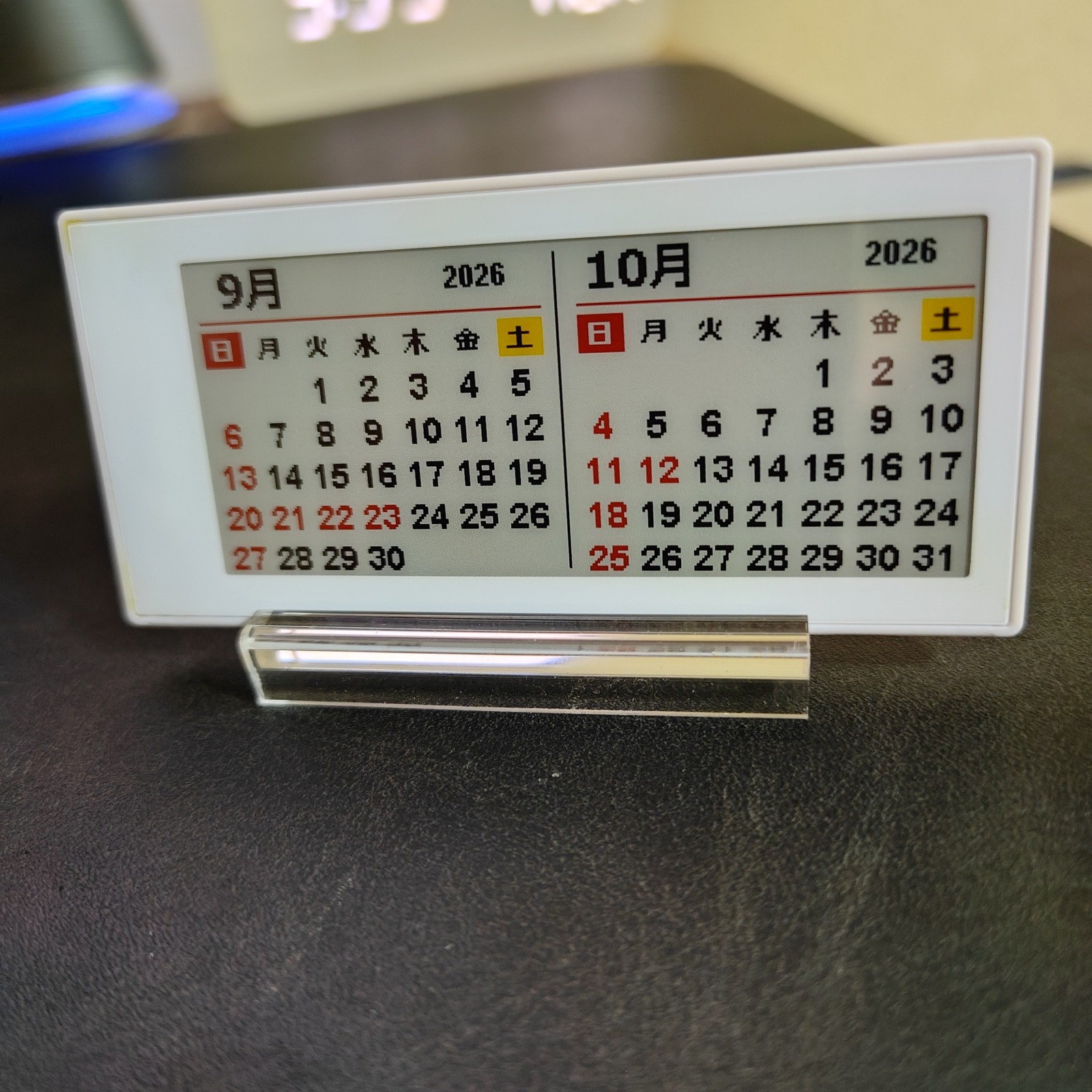 Santek EZ Sign NFC 2.9インチを横置きし、2026年9月と10月のカレンダーを表示した実機写真