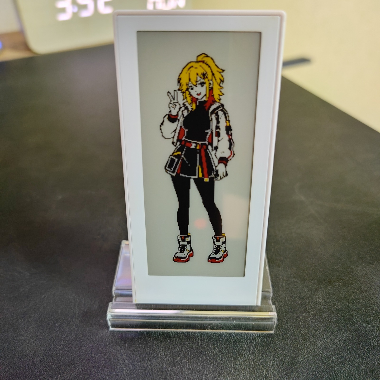 Santek EZ Sign NFCを縦置きし、白・黒・赤・黄でRINOの立ち絵を表示した実機写真