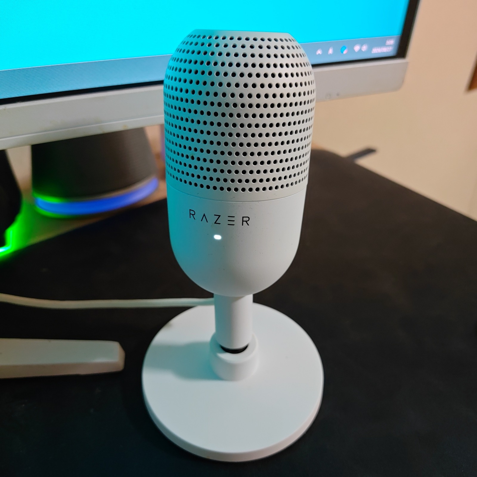 デスク上で使用している白いRazer Seiren V3 Miniの実機写真